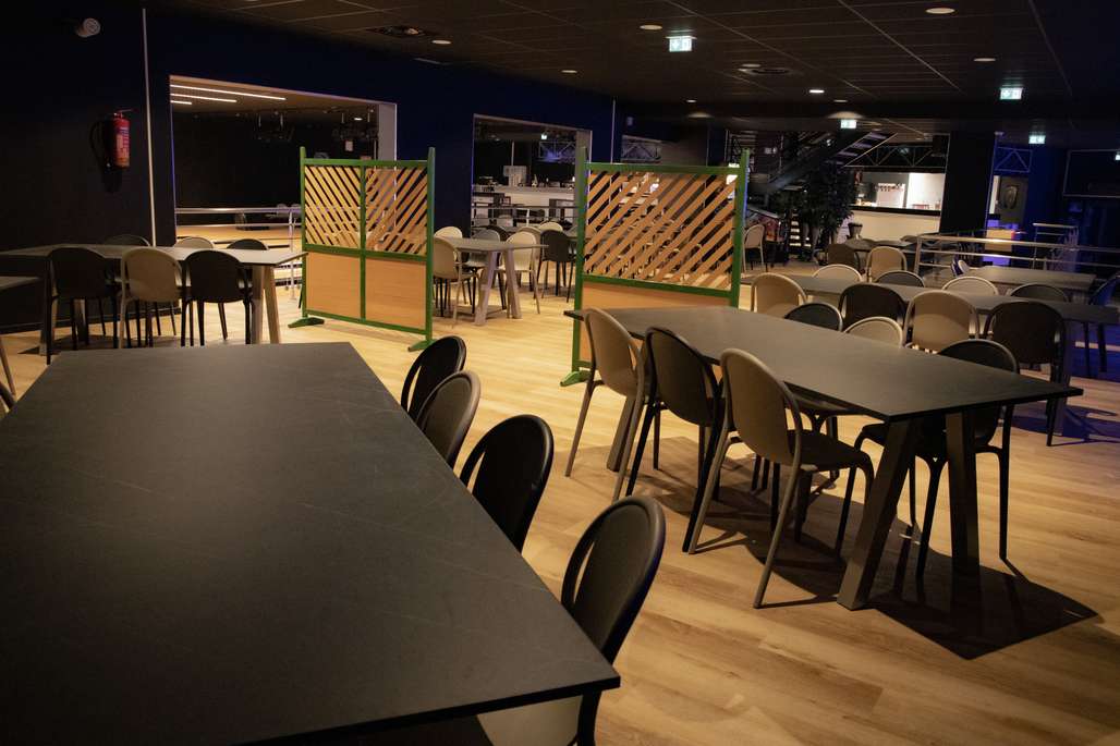 Tables de l’espace d’accueil SpaceBowl